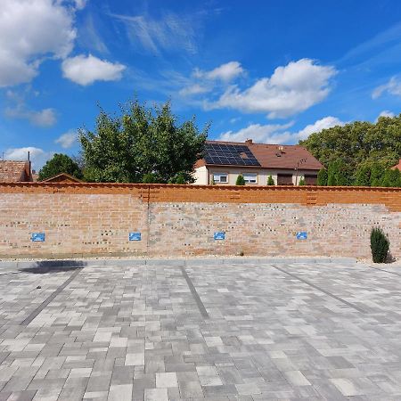 Linden Apartman 106 - Adults Only Мошонмадьяровар Экстерьер фото